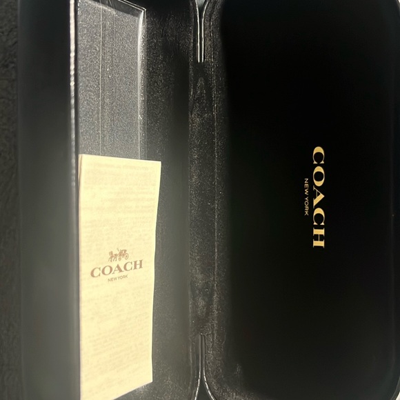 Women’s Coach kissing C’s black sunglasses - Picture 4 of 5